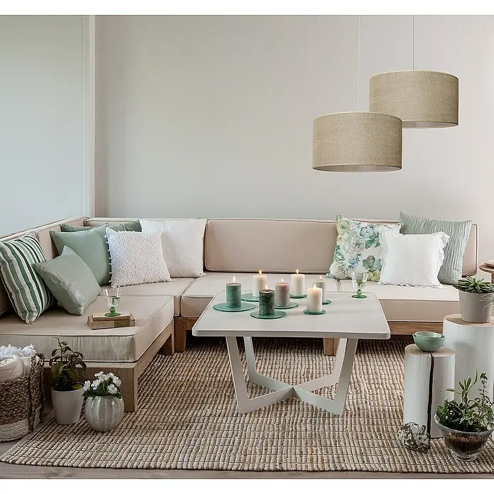 Idp Lampshades Sisa Lámpara colgante redonda - 40 W, Ø x Al: 38 x 20 cm, Crema, E27 - Interior decorativo con sofá beige, mesa de centro y velas, complementado con lámparas colgantes para un ambiente acogedor.
