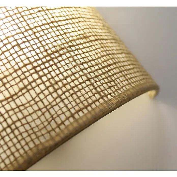 Idp Lampshades Sisa Pantalla de lámpara - L x An x Al: 10 x 20 x 20 cm, Crema - Primer plano de una pantalla de lámpara con un patrón tejido, que irradia una luz cálida y difusa, creando un ambiente acogedor en la estancia.