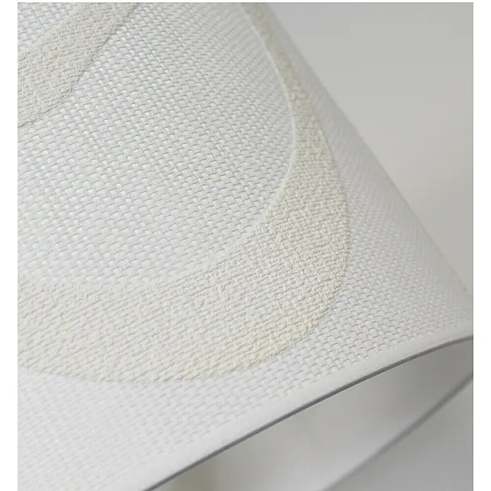 Idp Lampshades Fibra ondas Lámpara colgante redonda - 40 W, Ø x Al: 38 x 20 cm, Blanco, E27 - Primer plano de un mantel individual blanco tejido con un diseño circular en relieve, perfecto para añadir textura a la mesa.