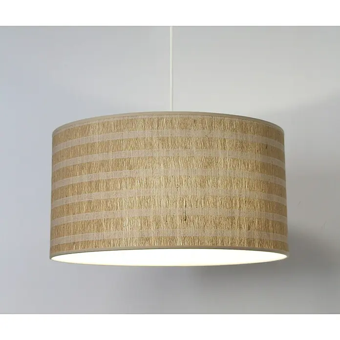 Idp Lampshades Franjas yute Lámpara colgante redonda - 40 W, Ø x Al: 38 x 20 cm, Natural/Blanco, E27 - Primer plano de una lámpara de techo con una pantalla cilíndrica a rayas, que emite una luz cálida y crea un ambiente acogedor.