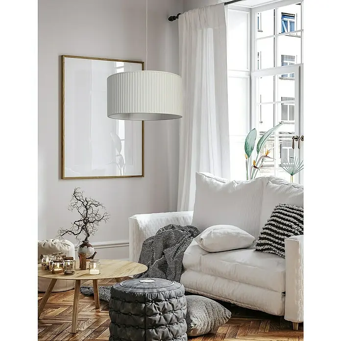 Idp Lampshades Plisado Gable Lámpara colgante redonda - 40 W, Ø x Al: 38 x 20 cm, Blanco, E27 - La sala de estar cuenta con un cómodo sofá blanco con cojines, una mesa de centro con velas y una lámpara colgante para un ambiente acogedor.