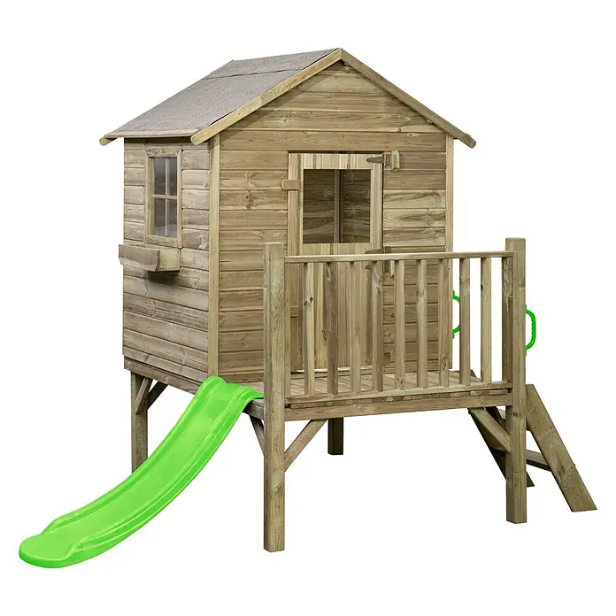 Swing King Spielhaus Camilla - L x B x H: 184 x 177 x 210 cm, Holz, Holz/ Apfelgrün - Ein hölzernes Spielhaus mit Rutsche im Garten. Das Haus hat eine kleine Veranda mit Geländer und ein grünes Rutsche.
