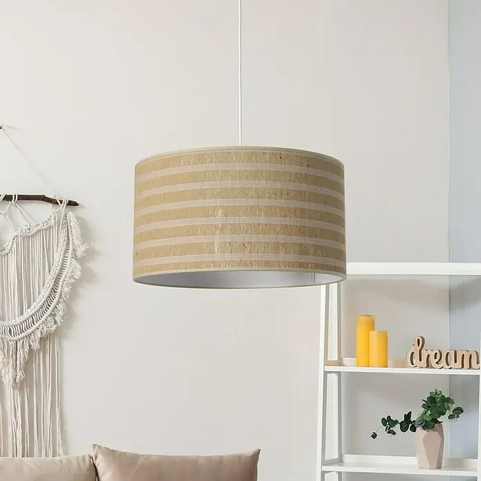 Idp Lampshades Franjas yute Lámpara colgante redonda - 40 W, Ø x Al: 38 x 20 cm, Natural/Blanco, E27 - Primer plano de una lámpara colgante cilíndrica con rayas horizontales, que muestra una solución de iluminación elegante y acogedora.