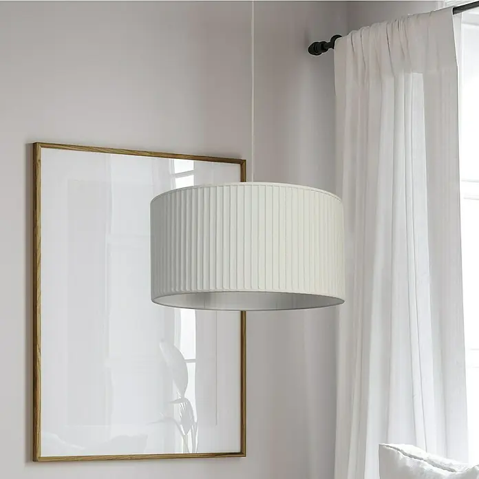Idp Lampshades Plisado Gable Lámpara colgante redonda - 40 W, Ø x Al: 38 x 20 cm, Blanco, E27 - Elegante lámpara colgante con pantalla plisada sobre un fondo claro con marco y cortinas.