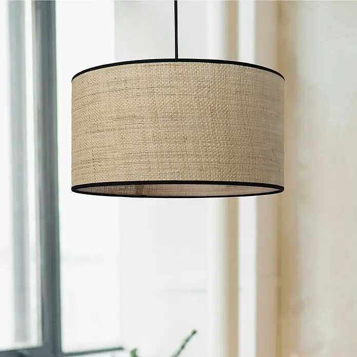 Idp Lampshades Fine negra Lámpara colgante redonda - 40 W, Ø x Al: 38 x 20 cm, Crema/Negro, E27 - Primer plano de una lámpara colgante con una pantalla beige con borde negro, creando un ambiente acogedor.