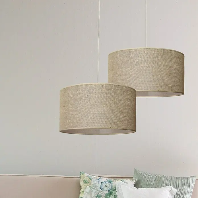 Idp Lampshades Sisa Lámpara colgante redonda - 40 W, Ø x Al: 38 x 20 cm, Crema, E27 - Dos lámparas cilíndricas modernas de yute cuelgan del techo, proporcionando un ambiente cálido a la habitación.