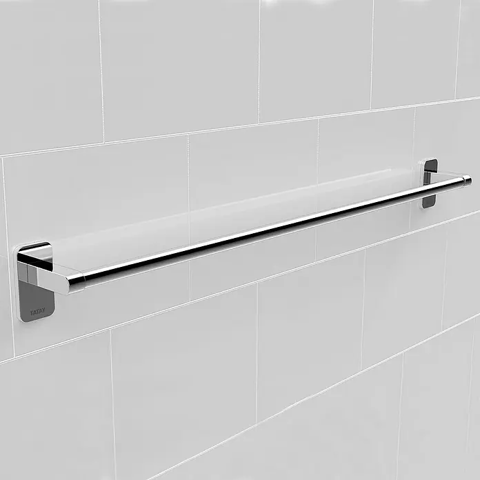 Tatay Slim Toallero de barra - Ancho: 60 cm, Cromo - Una barra de toalla Tatay plateada brillante está montada en una pared de azulejos gris claro, ofreciendo una elegante solución.