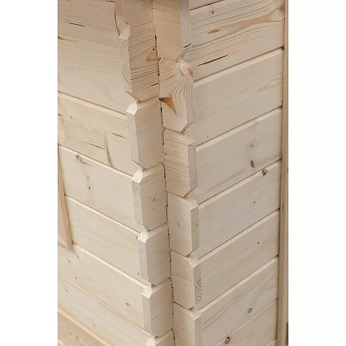 Swing King Spielhaus Monique - L x B x H: 120 x 120 x 160 cm, Holz, Holz - Detailaufnahme einer Eckverbindung an einer hellen Holzkonstruktion mit ineinandergreifenden Kiefernbohlen im Blockhausstil.