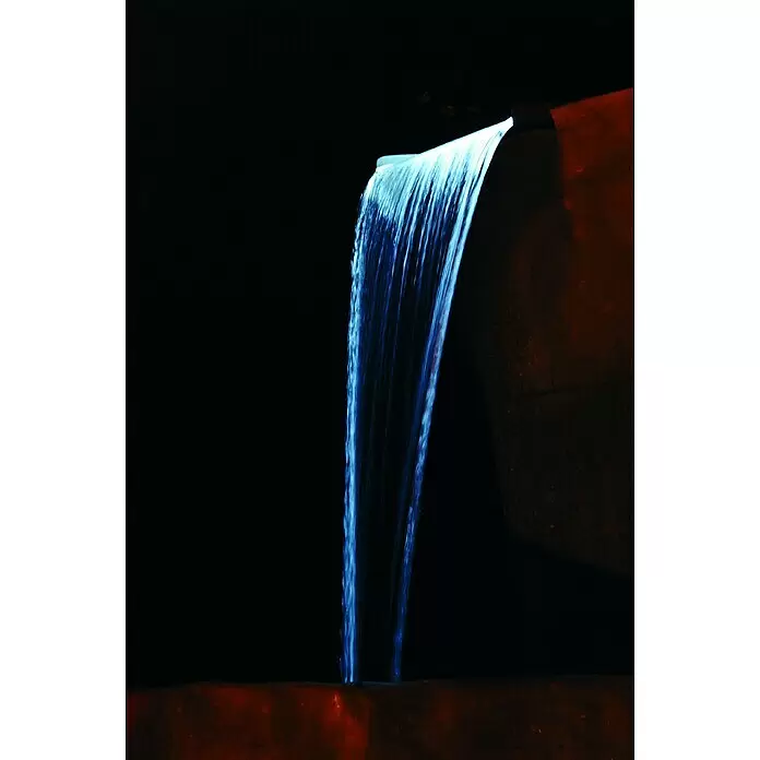Ubbink Einbau-Wasserfall Niagara - 12,5 x 60 x 10 cm, Edelstahl, LED - Blaues Wasser fällt aus einem dunklen Auslauf auf eine rötliche Fläche, im Dunkeln beleuchtet.
