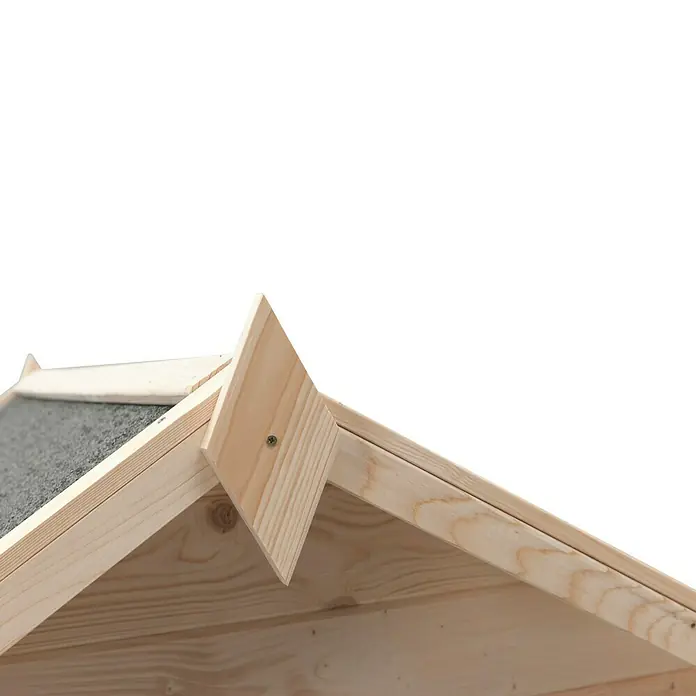Swing King Spielhaus Monique - L x B x H: 120 x 120 x 160 cm, Holz, Holz - Detailaufnahme des Dachgiebels eines unbehandelten Holzhauses mit grauer Dachpappe.