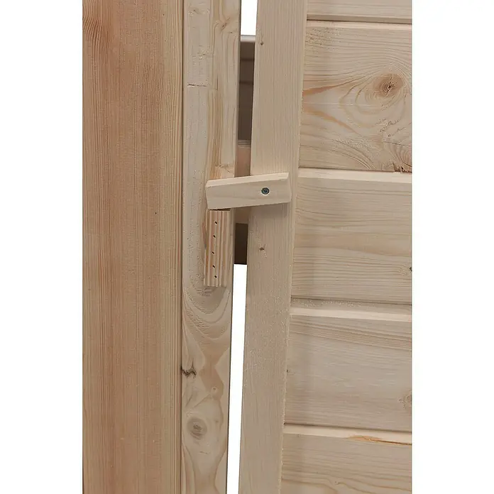 Swing King Spielhaus Monique - L x B x H: 120 x 120 x 160 cm, Holz, Holz - Nahaufnahme eines Holzriegels an einer Holztür, der die Tür geschlossen hält und die rustikale Bauweise des Verschlusses betont.