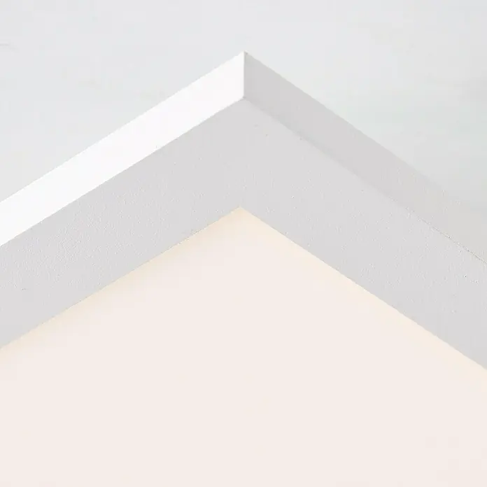 Brilliant LED-Deckenleuchte Ellia - 24 W, L x B x H: 45 x 45 x 5 cm, Weiß, Kaltweiß - Detailaufnahme einer modernen, quadratischen LED-Deckenleuchte mit schlichtem, weißem Rahmen. Die Lampe strahlt ein sanftes, warmes Licht aus.