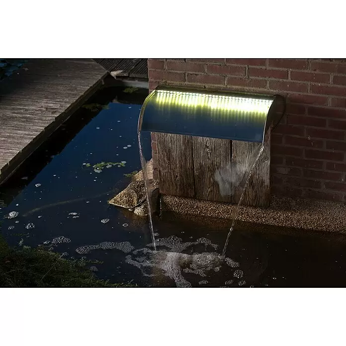 Ubbink Einbau-Wasserfall Nevada - 33 x 30 x 13 cm, Edelstahl, LED - Wasserfallauslauf aus Edelstahl mit hellen LED-Leuchten, der Wasser in einen Teich gießt, auf Holzverkleidung montiert.