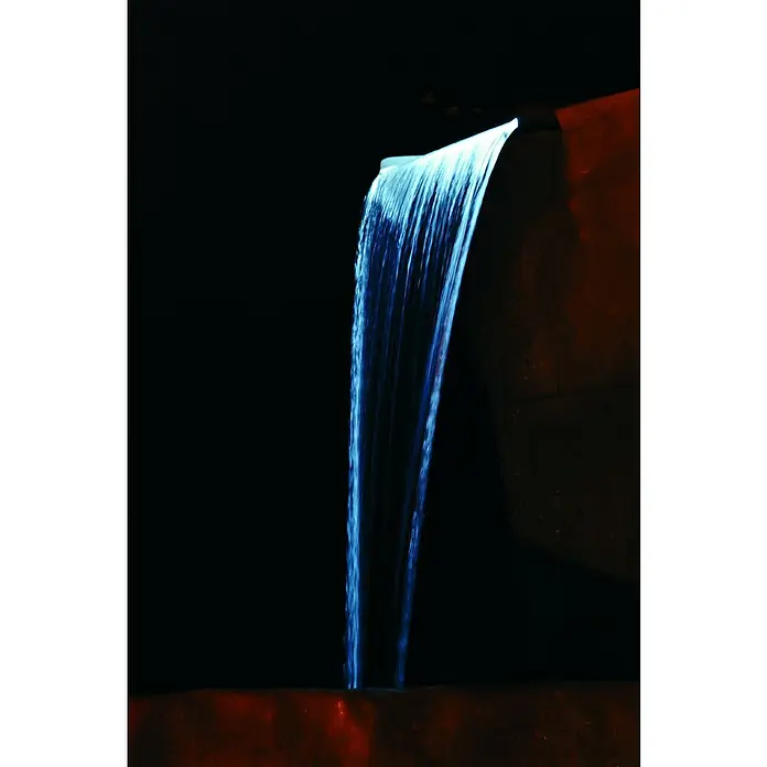 Ubbink Einbau-Wasserfall Niagara - 12,5 x 30 x 10 cm, Edelstahl, LED - Nahaufnahme einer Wasserfontäne, die in ein Becken fließt, mit dunklem Hintergrund und Beleuchtung.