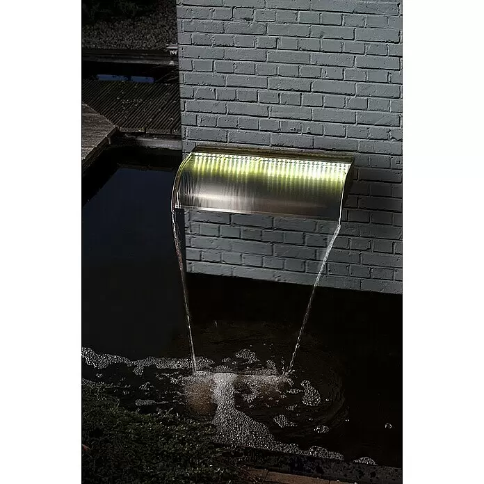 Ubbink Einbau-Wasserfall Nevada - 33 x 60 x 13 cm, Edelstahl, LED - Edelstahl-Wasserfallauslauf mit integrierter LED-Beleuchtung, an grauer Backsteinwand, Wasser fließt in Teich.