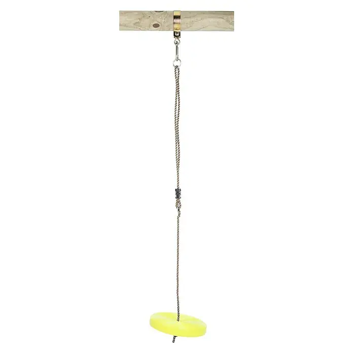 Swing King Tellerschaukel - Gelb - Eine gelbe Schaukelsitzfläche mit einem robusten Seil, das an einem Holzbalken befestigt ist, ideal für sicheren Spielspaß im Freien.