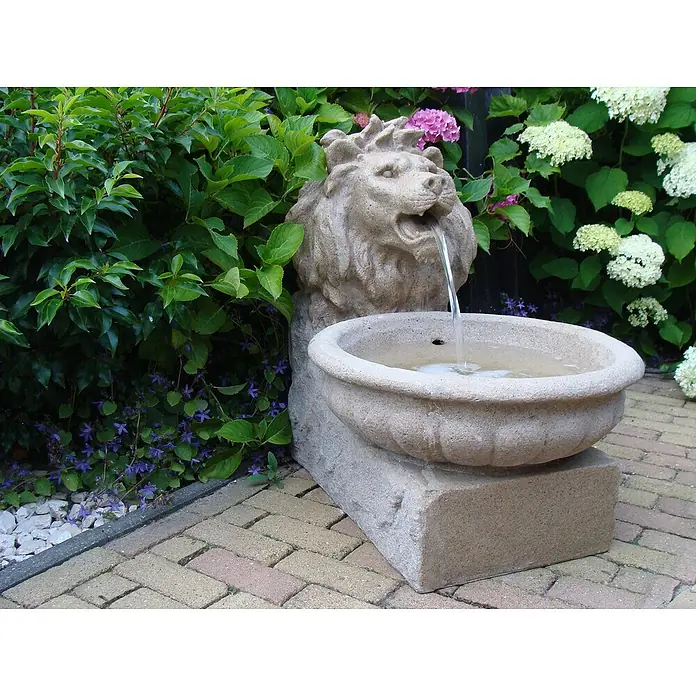 Ubbink AcquaArte Gartenbrunnen Basel - 45 x 38 x 52 cm, Kunststoff, Taupe - Diese charmante Gartenbrunnen verfügt über einen Löwenkopf, aus dem Wasser in ein Becken fließt, und verleiht jedem Außenbereich eine elegante Note.