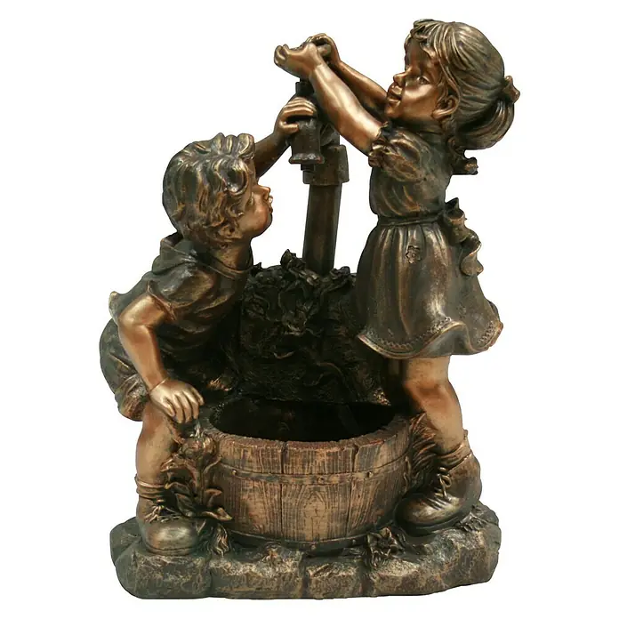 Ubbink AcquaArte Gartenbrunnen Memphis - 26,5 x 47 x 64 cm, Kunststoff, Bronze - Eine charmante Gartenbrunnen-Statue mit zwei spielenden Kindern an einer Wasserpumpe und einem Fass, die eine nostalgische Atmosphäre schafft.