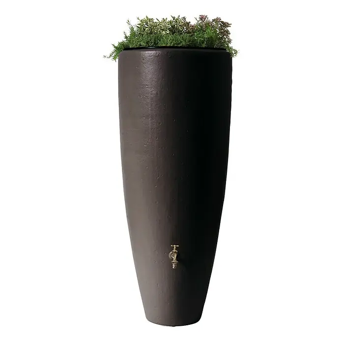 Garantia Classic Line Regenspeicher 2 in 1 - 300 l, Mocca - Schlanke, graubraune Regentonnen-Säule mit Messing-Zapfhahn und Pflanzen auf der Oberseite, isoliert auf Weiß.