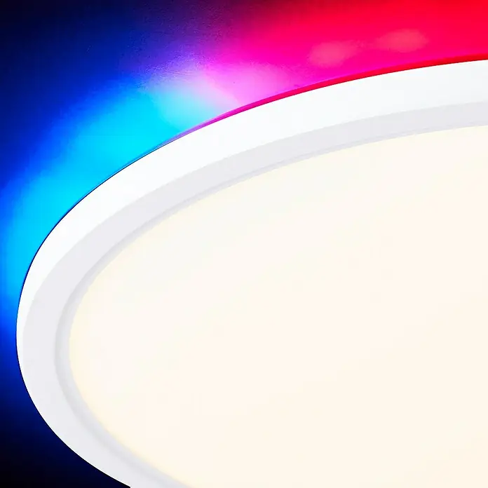 Brilliant LED-Deckenleuchte rund Tanida - 20 W, Ø x H: 29,5 x 2,5 cm, Weiß, Kaltweiß - Nahaufnahme einer LED-Deckenleuchte mit weißem Rahmen und farbiger Beleuchtung, die eine moderne und stilvolle Atmosphäre erzeugt.