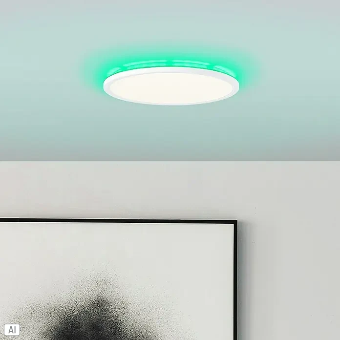 Brilliant LED-Deckenleuchte rund Tanida - 20 W, Ø x H: 29,5 x 2,5 cm, Weiß, Kaltweiß - Nahaufnahme einer runden LED-Deckenleuchte mit weißem Rahmen und grüner Hintergrundbeleuchtung, die in einem modernen Raum installiert ist.