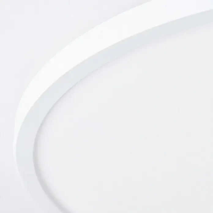 Brilliant LED-Deckenleuchte rund Tanida rund - 22 W, Ø x H: 42 x 2,6 cm, Weiß, Kaltweiß - Nahaufnahme einer runden, weißen Deckenleuchte, die ein minimalistisches und modernes Design betont. Ideal für stilvolle Innenräume.