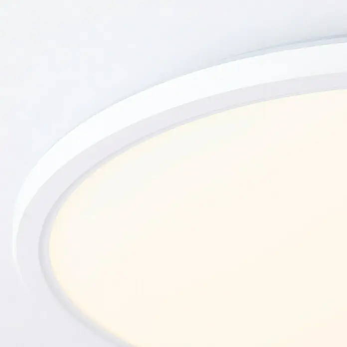 Brilliant LED-Deckenleuchte rund Tanida - 20 W, Ø x H: 29,5 x 2,5 cm, Weiß, Kaltweiß - Nahaufnahme einer LED-Deckenleuchte mit runder Form und weißem Rahmen, die ein modernes und helles Ambiente erzeugt.
