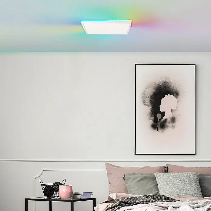 Brilliant LED-Deckenleuchte Tanida eckig - 22 W, L x B x H: 42 x 42 x 2,6 cm, Weiß, Kaltweiß - Weiße rechteckige Deckenleuchte mit farbigem RGB-Licht, an einer Schlafzimmerdecke über einem Bett.