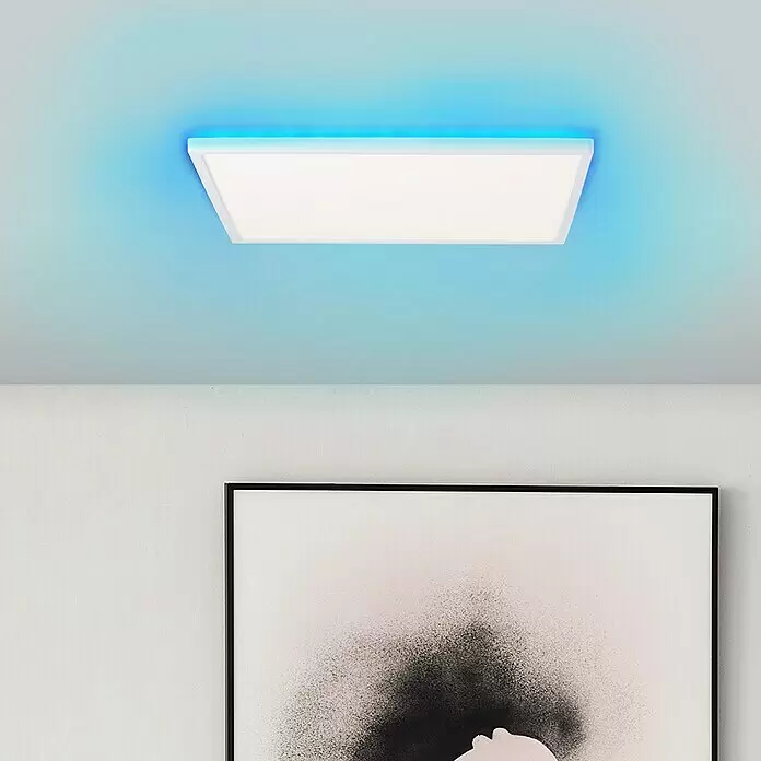 Brilliant LED-Deckenleuchte Tanida eckig - 22 W, L x B x H: 42 x 42 x 2,6 cm, Weiß, Kaltweiß - Weiße rechteckige Deckenleuchte mit blauer Hintergrundbeleuchtung, die ein Umgebungslicht an die hellblaue Decke wirft.