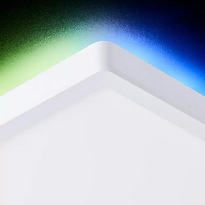 Brilliant LED-Deckenleuchte Tanida eckig - 22 W, L x B x H: 42 x 42 x 2,6 cm, Weiß, Kaltweiß - Weißes quadratisches LED-Panel mit grünem und blauem Lichtschein.