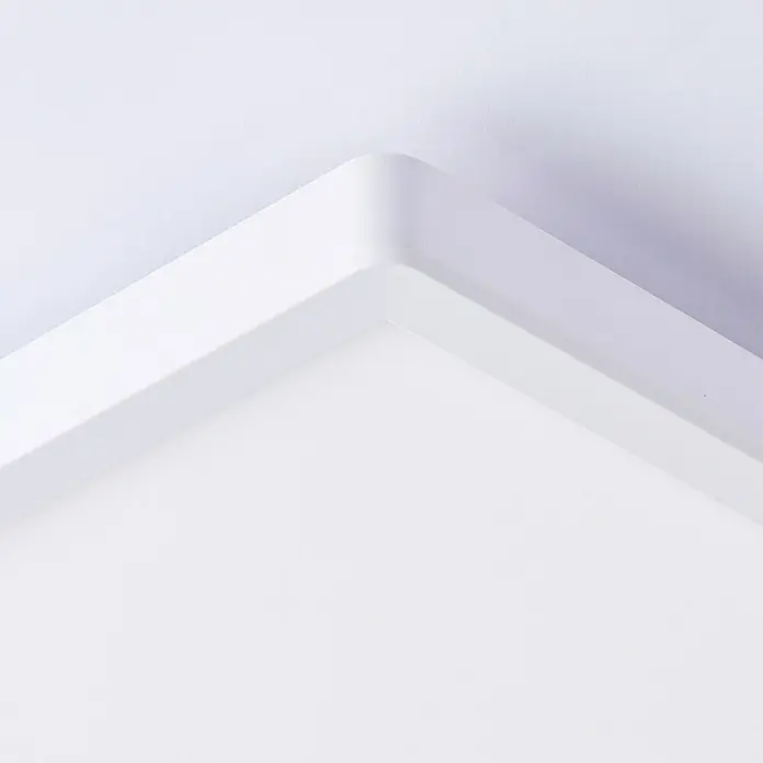 Brilliant LED-Deckenleuchte Tanida eckig - 22 W, L x B x H: 42 x 42 x 2,6 cm, Weiß, Kaltweiß - Nahaufnahme einer weißen LED-Deckenleuchte, die ein modernes und minimalistisches Design aufweist und für eine helle Ausleuchtung sorgt.