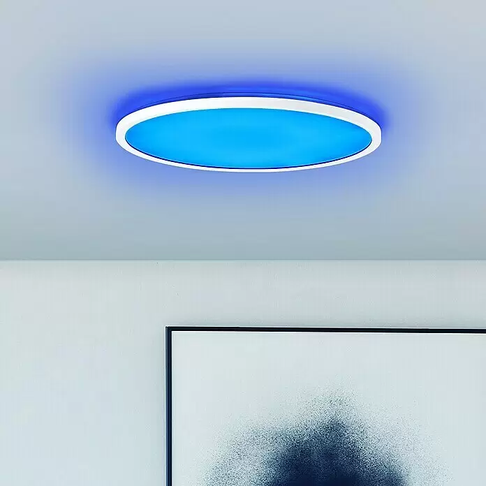 Brilliant LED-Deckenleuchte Tanida - 23 W, L x B x H: 42 x 42 x 2,6 cm, Weiß, RGBW, Rund - Runde LED-Deckenleuchte mit weißem Rahmen, die ein kräftiges blaues Licht und einen subtilen blauen Schein abgibt.