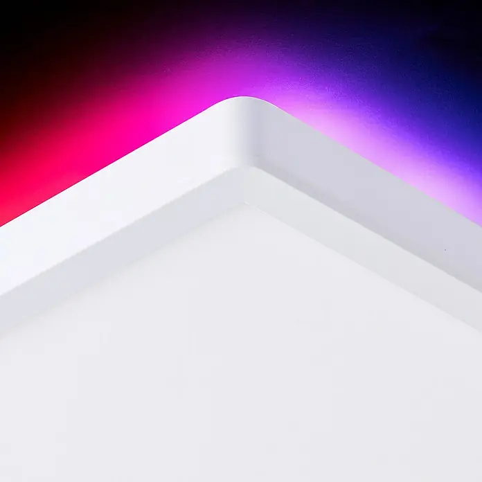 Brilliant LED-Deckenleuchte Tanida eckig - 22 W, L x B x H: 42 x 42 x 2,6 cm, Weiß, Kaltweiß - Nahaufnahme einer modernen, weißen Deckenleuchte mit farbiger Beleuchtung, die ein stilvolles Ambiente schafft.
