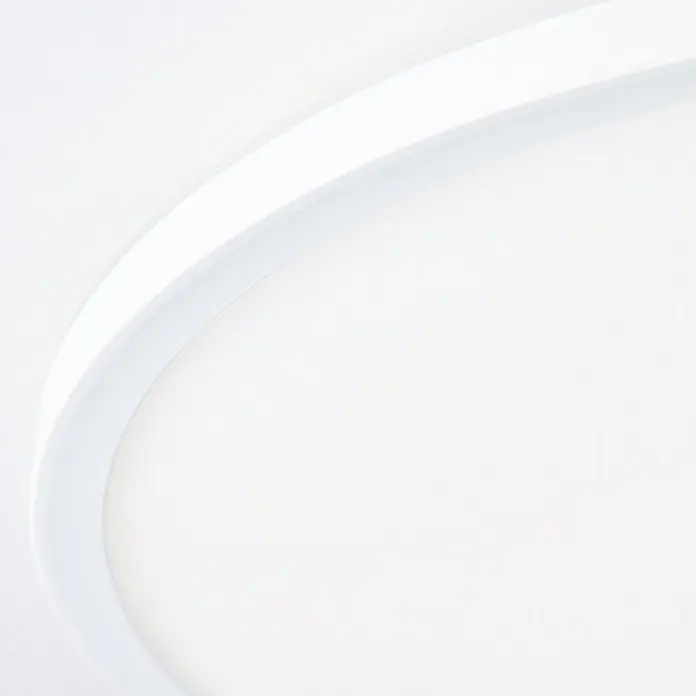 Brilliant LED-Deckenleuchte Tanida - 23 W, L x B x H: 42 x 42 x 2,6 cm, Weiß, RGBW, Rund - Nahaufnahme eines weißen, gebogenen LED-Lichts, das modernes Design und helle Beleuchtung vereint. Ideal für stilvolle Akzentbeleuchtung in jedem Raum.