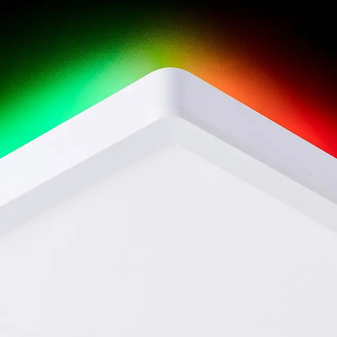 Brilliant LED-Deckenleuchte Tanida eckig - 22 W, L x B x H: 42 x 42 x 2,6 cm, Weiß, Kaltweiß - Nahaufnahme einer weißen Deckenleuchte mit farbigen Lichtakzenten, die ein modernes und minimalistisches Design hervorheben.