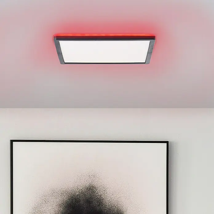 Brilliant LED-Deckenleuchte Tanida - 20 W, L x B x H: 29,5 x 29,5 x 2,6 cm, Schwarz, Kaltweiß - Ein quadratische LED-Deckenleuchte mit roter Hintergrundbeleuchtung in einem modernen Raum, die Helligkeit und Ambiente vereint.