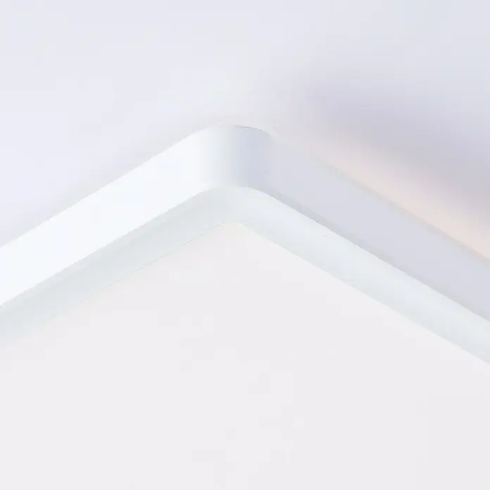 Brilliant LED-Deckenleuchte Tanida - 23 W, L x B x H: 42 x 42 x 2,6 cm, Weiß, RGBW, Eckig - Nahaufnahme einer minimalistischen, weißen Deckenleuchte, die modernes Design und schlichte Eleganz vereint.