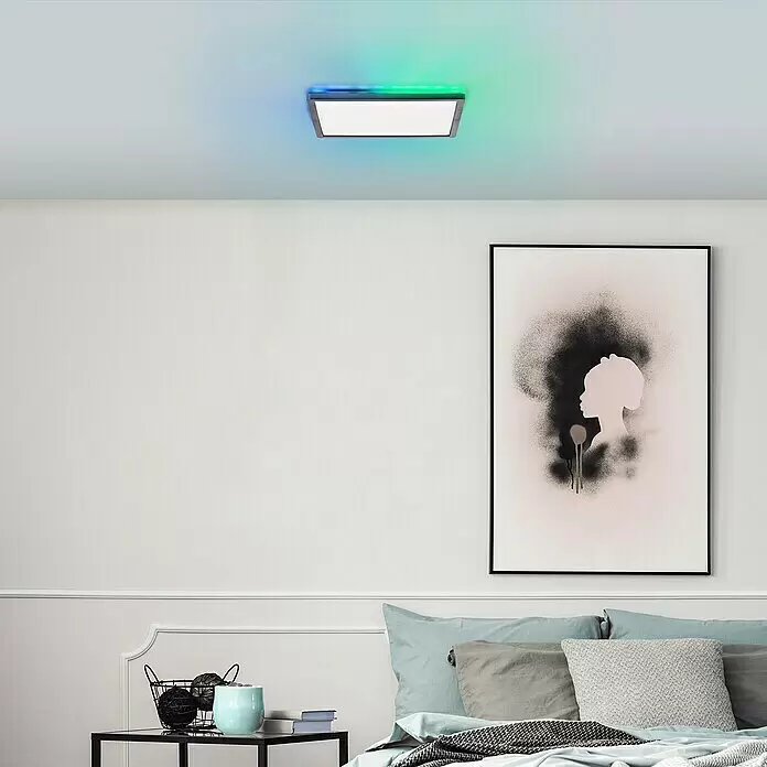 Brilliant LED-Deckenleuchte Tanida - 20 W, L x B x H: 29,5 x 29,5 x 2,6 cm, Schwarz, Kaltweiß - Rechteckige Deckenleuchte, die weißes und farbiges Licht an die Decke abgibt, in einem Schlafzimmer installiert.
