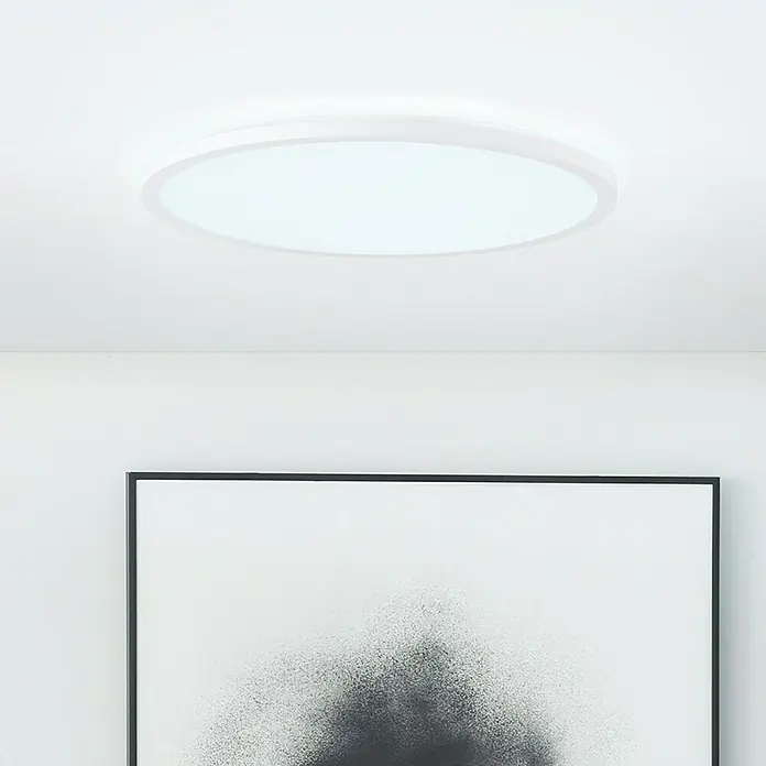 Brilliant LED-Deckenleuchte rund Tanida - 24 W, Ø x H: 42 x 2,5 cm, Weiß, Neutralweiß - Nahaufnahme einer modernen, runden Deckenleuchte in Weiß, die ein helles, gleichmäßiges Licht abstrahlt und für eine stilvolle Beleuchtung sorgt.