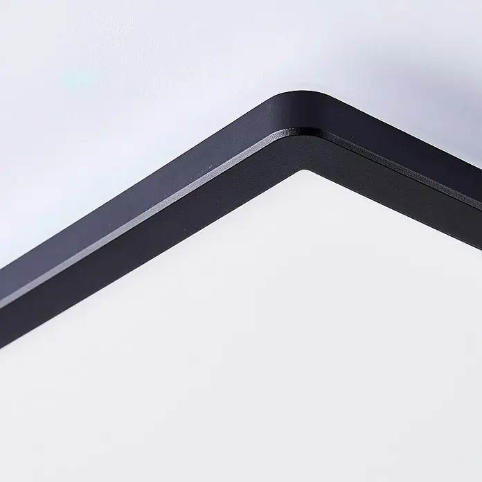 Brilliant LED-Deckenleuchte Tanida - 20 W, L x B x H: 29,5 x 29,5 x 2,6 cm, Schwarz, Kaltweiß - Nahaufnahme einer modernen LED-Deckenleuchte mit schwarzem Rahmen. Das Lichtpaneel ist weiß und erhellt den Raum gleichmäßig und stilvoll.