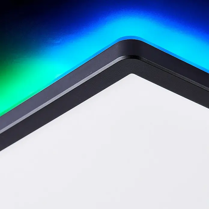 Brilliant LED-Deckenleuchte Tanida - 20 W, L x B x H: 29,5 x 29,5 x 2,6 cm, Schwarz, Kaltweiß - Nahaufnahme eines modernen, quadratischen LED-Panels mit farbiger Hintergrundbeleuchtung, ideal für stilvolle Innenräume und energieeffiziente Beleuchtung.