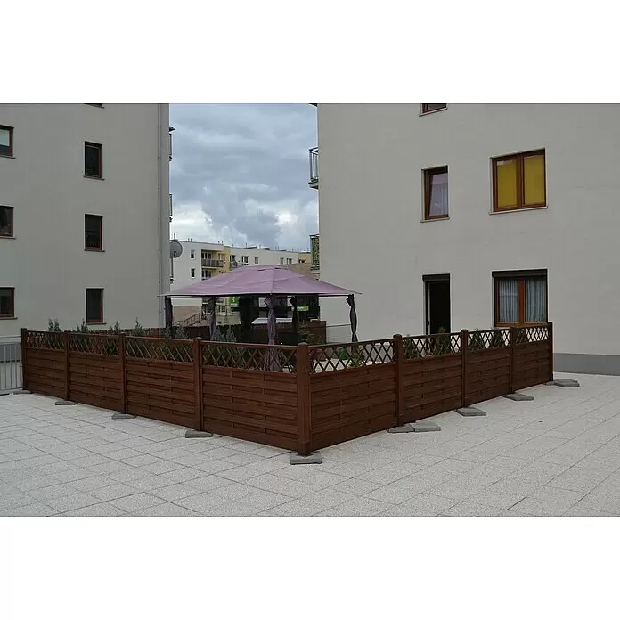 Andrewex Sichtschutzelement Hamburg - Braun - Dunkelbraune Holzzaunpaneele bilden einen L-förmigen Terrassenbereich auf einem gefliesten Außenbereich.