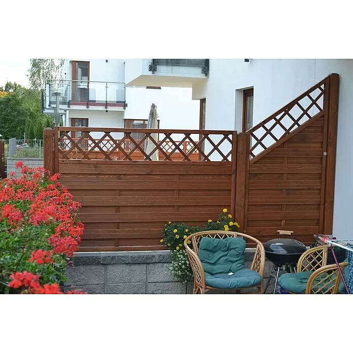 Andrewex Sichtschutzelement Hamburg - 120 x 180 cm, Teak - Dunkelbrauner Sichtschutzzaun aus Holz mit Spalieraufsatz, schafft einen abgeschiedenen Terrassenbereich.