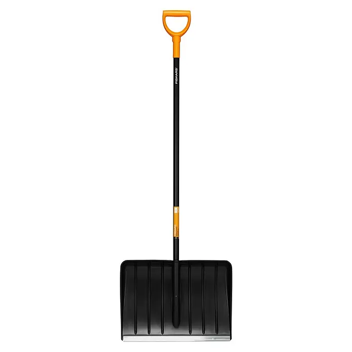 Fiskars Solid Schneeschieber - Breite: 54 cm, Langstiel - Eine Fiskars Schneeschaufel mit schwarzem Blatt und orangefarbenem Griff, ideal zum Schneeräumen. Solide und benutzerfreundlich.