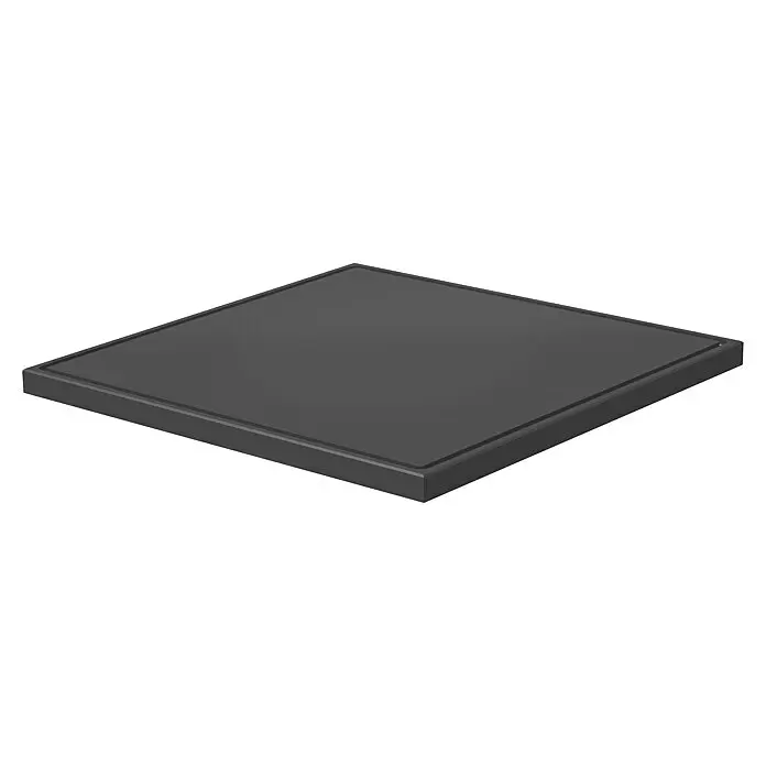 oneQ Schneidebrett - Polyehtylen, L x B: 40,7 x 40,7 cm - Ein flaches, dunkelgraues quadratisches Bauteil mit leicht erhöhter Kante.