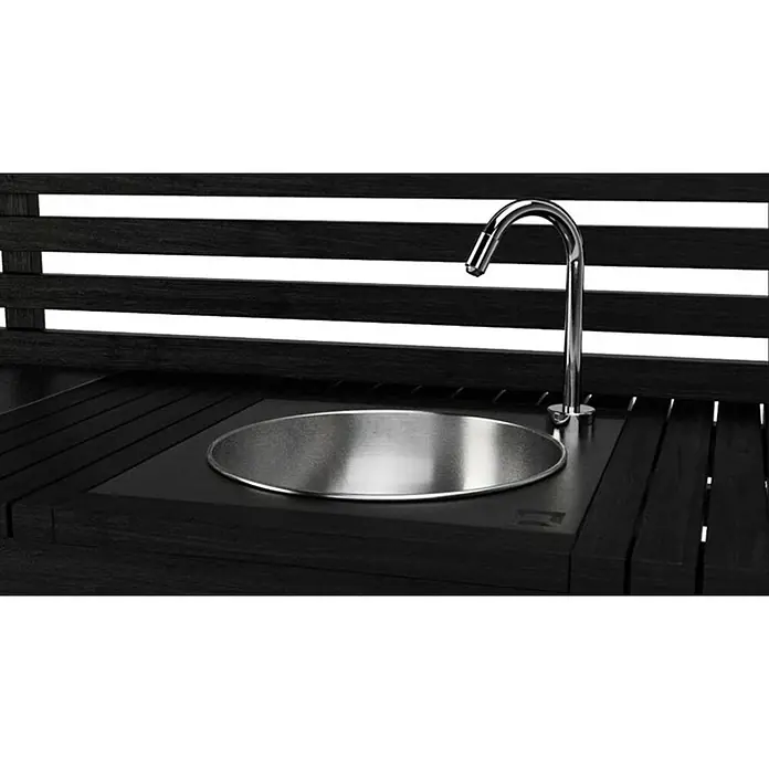 oneQ Einbauspüle - 40,7 x 40,7 cm, Schwarz/Silber - Detailaufnahme eines modernen Außenspülbeckens mit Edelstahlbecken und minimalistischem Chromhahn, eingebettet in eine dunkle Holzkonstruktion.