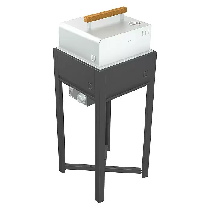 oneQ Grill-Schutzhülle mit Windschutz und Warmhalterost - Passend für: oneQ Holzkohlegrill Glow / oneQ Gasgrill Flame - Kompakter silberner und dunkelgrauer Grill auf einem Ständer mit Holzgriff und einem Drehregler an der Seite.