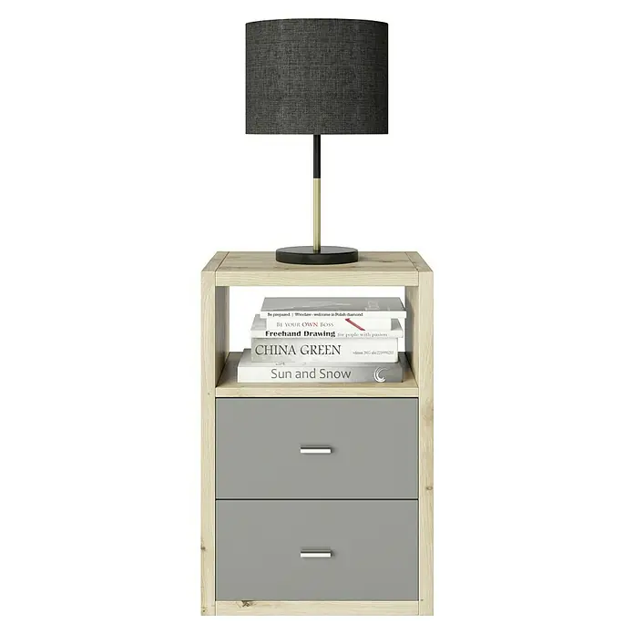 Phönix Fortuna Beistelltisch - L x B x H: 34 x 58 x 39,2 cm, Eiche, Mit Schubladeneinsatz - Ein Nachttisch mit zwei Schubladen und einem offenen Fach, auf dem eine Lampe und Bücher stehen. Das Möbelstück ist in Holzoptik und Grau gehalten.