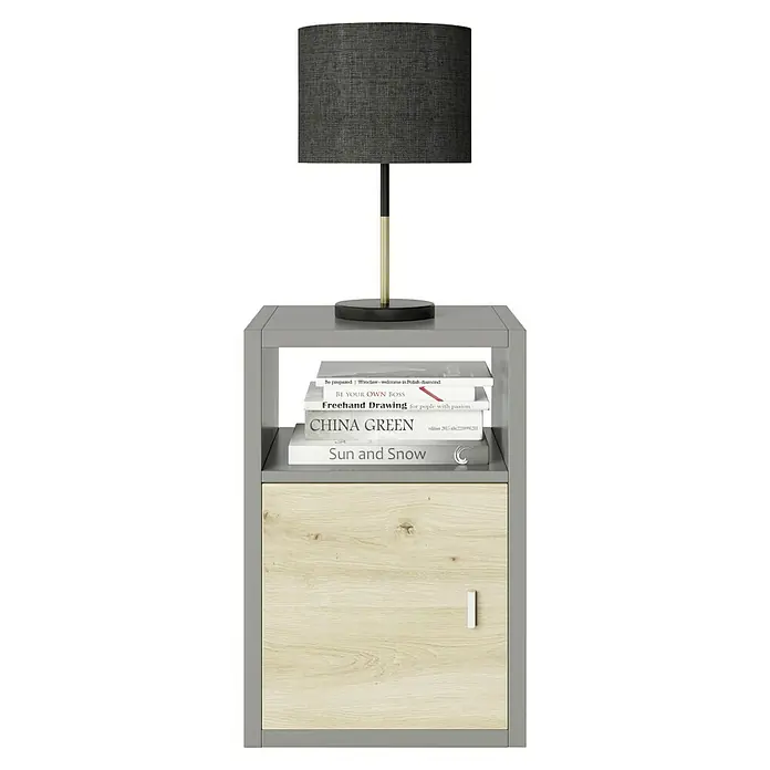 Phönix Fortuna Beistelltisch - L x B x H: 34 x 58 x 39,2 cm, Grau, Mit Türeinsatz - Das Bild zeigt einen grauen Nachttisch mit einer Schublade in hellem Holzdekor und einer darauf stehenden Lampe mit grauem Schirm.