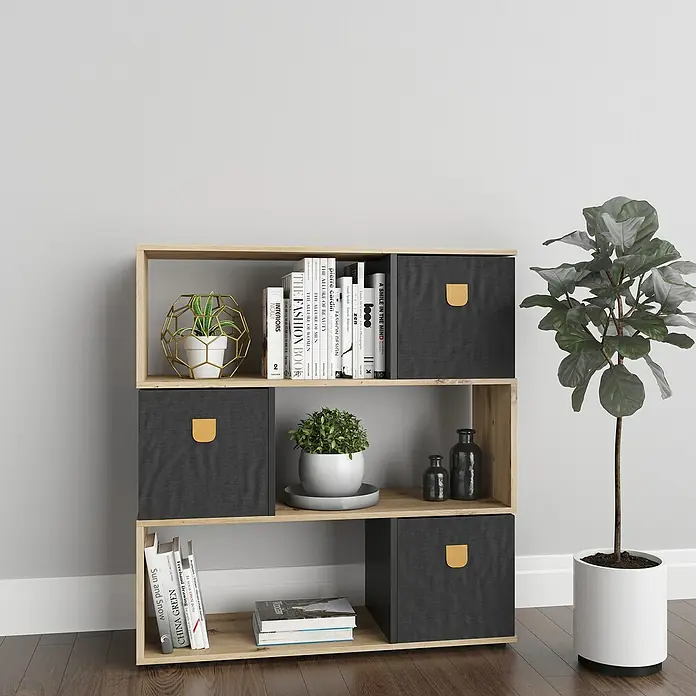 Phönix Holzregal Shelfy - H x B x T: 110 x 103 x 35,6 cm, Anzahl Böden: 4 Stk., Schrauben, Eiche/Grau - Ein helles Holzregal mit drei Fächern, gefüllt mit Deko-Artikeln und Büchern, neben einer Zimmerpflanze in einem weißen Topf.